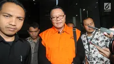 Anggota DPR F-PDIP, I Nyoman Dhamantra memakai rompi tahanan usai menjalani pemeriksaan di Gedung KPK, Jakarta, Jumat (9/8/2019). I Nyoman Dhamantra resmi ditahan terkait suap izin impor bawang putih dari Kementerian Pertanian dan SPI dari Kemendag. (merdeka.com/Dwi Narwoko)