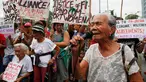 Sejumlah wanita lanjut usia menggelar aksi di depan Kedutaan Jepang di Pasai, Filipina, Kamis (12/1). Para wanita tersebut adalah mantan budak seks tentara Jepang pada Perang Dunia II. (AP Photo/Bullit Marquez)
