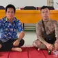 Kepala Desa Kinipan nonaktif, Willem Hengky, bersama Pemimpin Besar Pasukan Merah Tariu Borneo Bangkule Rajakng (TBBR) Agustinus, atau lebih dikenal dengan Pangkalima Jilah.