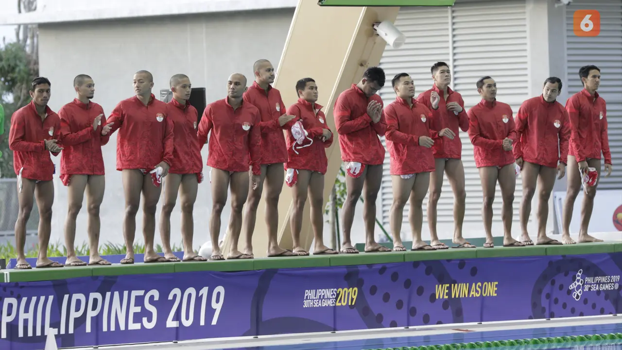 Beby Tarigan (tiga dari kiri) dan Silvester Manik (lima dari kiri), dua atlet asal Pematang Siantar, bersama timnas polo air Indonesia jelang pertandingan melawan Malaysia di SEA Games 2019.