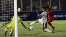 Kemelut terjadi di depan gawang Timor Leste saat melawan Indonesia pada laga Kualifikasi Piala AFC U-19 2020 di Stadion Madya, Jakarta, Rabu, (6/11/2019). Indonesia menang 3-1 atas Timor Leste. (Bola.com/M Iqbal Ichsan)