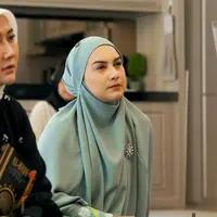 Ikut kajian bareng Fairuz Rafiq, Irish Bella tampil menawan dalam balutan gamis dan pashmina silk warna lavender. [@_irishbella_/@_ummi_pipik_]