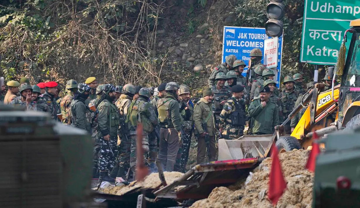 Tentara India memeriksa lokasi baku tembak di Nagrota, Jammu-Srinagar, Kashmir yang dikuasai India, 28 Desember 2022. Polisi mengatakan empat tersangka militan tewas dan pihak berwenang menemukan sedikitnya delapan senapan otomatis dan beberapa amunisi dari truk tersebut.  (AP Photo/Channi Anand)