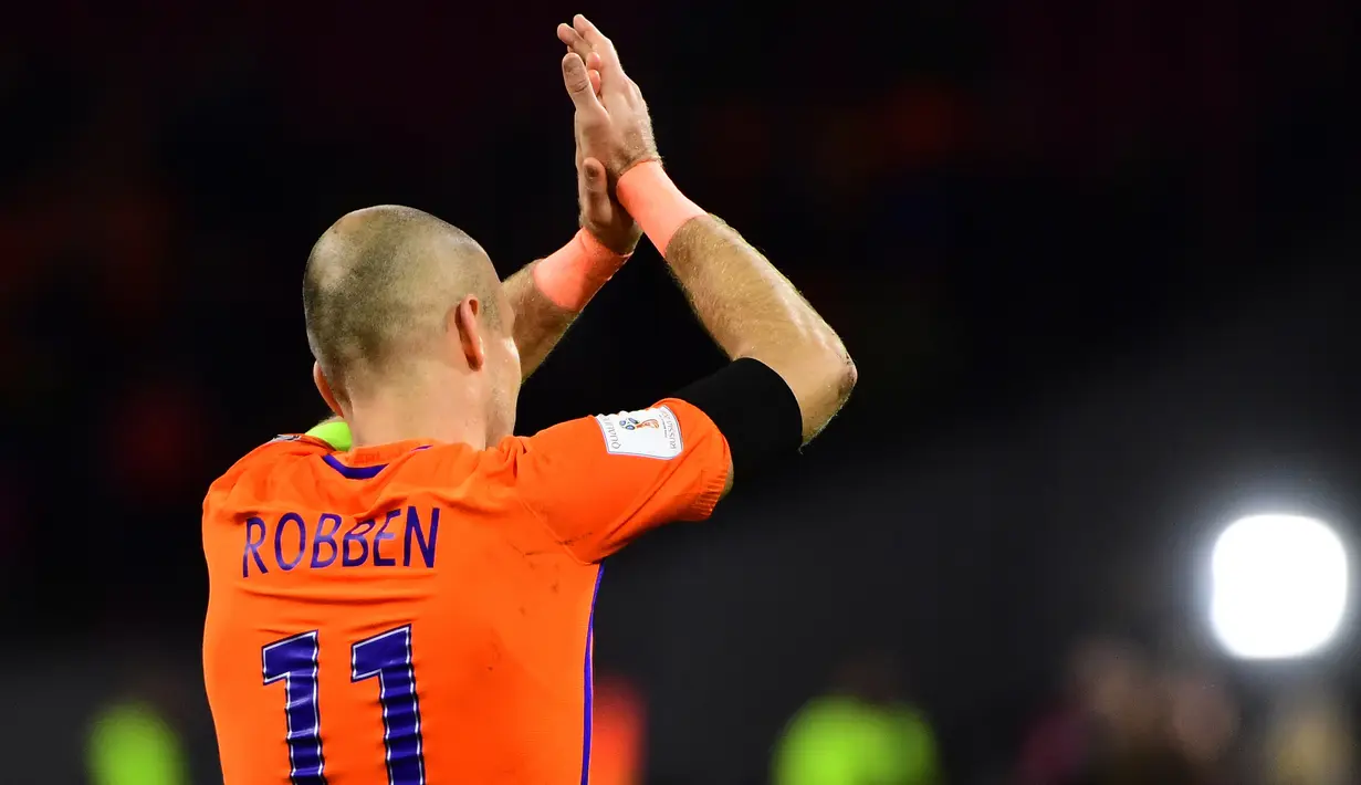 Pemain timnas Belanda, Arjen Robben memberikan isyarat ke suporter pada laga terakhir babak penyisihan Grup A Piala Dunia 2018 di Amsterdam Arena, Rabu (11/10). Belanda gagal lolos ke Piala Dunia usai hanya menang 2-0 atas Swedia. (EMMANUEL DUNAND/AFP)