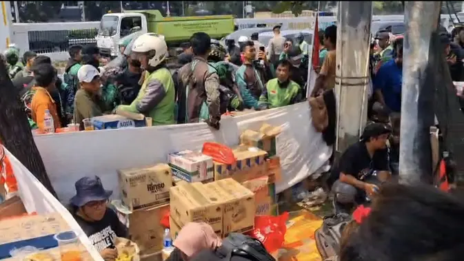 Rabu Malam, Massa Mulai Padati DPR dan Bikin Posko