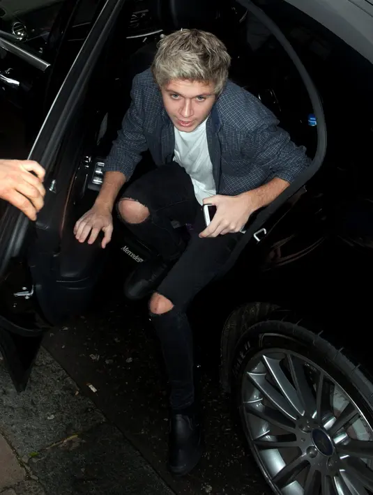 'Kemudian aku pergi untuk disinar-X hari ini dan kaki kananku patah dan aku tidak tahu bagaimana itu terjadi,' ujar Niall lebih lanjut. (Bintang/EPA)