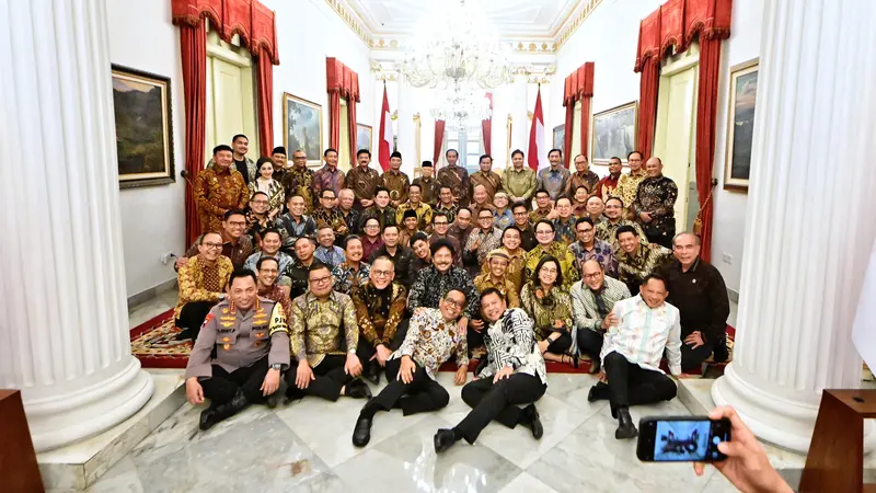 Presiden Joko Widodo (Jokowi) menggelar acara makan siang bersama para menteri kabinet Indonesia Maju di Istana Negara Jakarta, Jumat (18/10/2024). Jokowi turut berpamitan dengan jajaran kabinet karena akan segera pensiun pada 20 Oktober 2024.