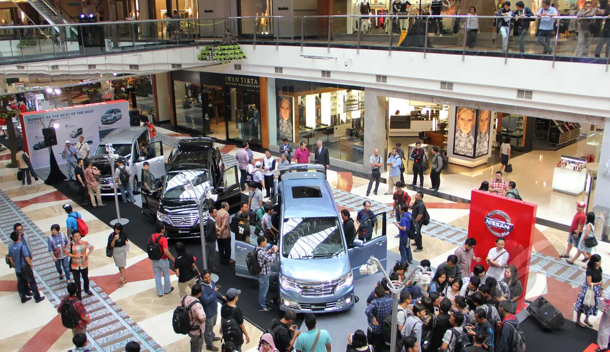 Peluncuran New Nissan Serena 2015 saat dipamerkan di kawasan Pondok Indah menarik perhatian pengunjung, Jakarta, Jumat (13/3/2015). (Liputan6.com/Helmi Afandi)