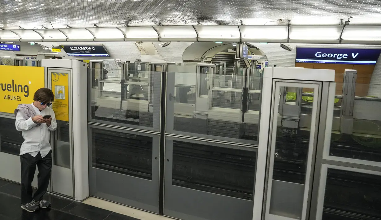 Seorang pria menunggu metro di stasiun metro Georges V yang telah dinamai Ratu Elizabeth II untuk menghormati raja Inggris pada hari pemakamannya di Paris, pada 19 September 2022. Stasiun metro George V di Paris untuk sementara berganti nama menjadi stasiun Elizabeth II. (AP Photo/Michel Euler)