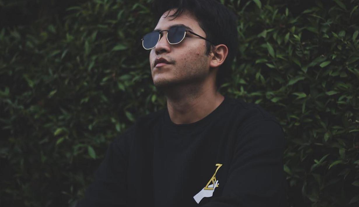 Foto Gaya Rizky Alatas Saat Pakai Kacamata Hitam Tampil Trendi Hot Liputan6 Com