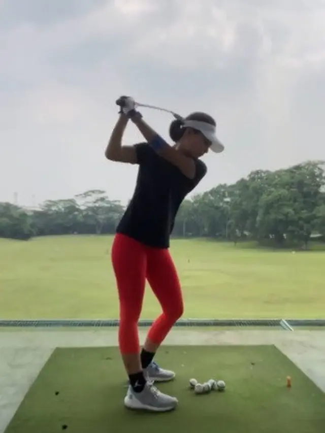 Ade Herlina bintang sinetron Asmara 2 Dunia tayangan Indosiar gemar main golf (Foto: Instagram/@adeherlinaa)
