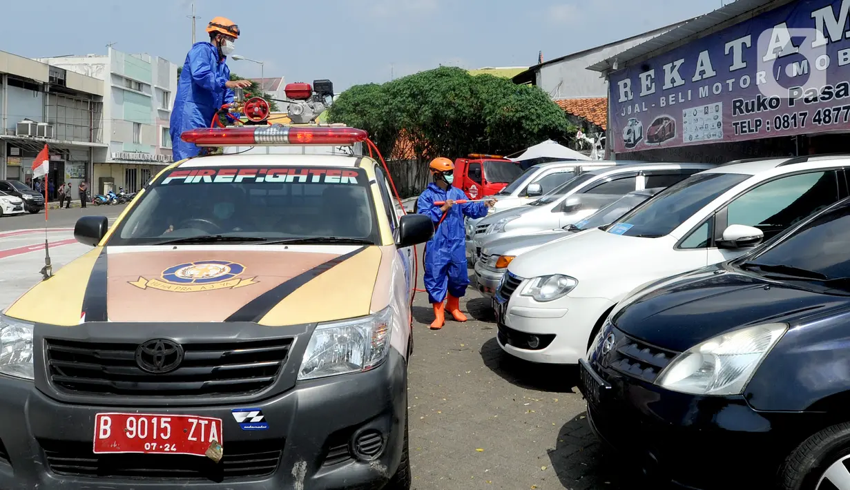 Petugas pemadam kebakaran (Damkar) UPT Cinere menyemprotkan cairan disinfektan di Pasar Segar yang ditutup, Cinere, Depok, Rabu (30/9/2020). Penyemprotan itu untuk mengantisipasi penyebaran COVID-19 di area pasar setelah seorang pengunjung tiba-tiba meninggal dunia. (merdeka.com/Arie Basuki)