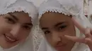 Nia Ramadhani kompak mengenakan mukena warna putih bersama sang putri saat sholat Idul Adha. @ramdhaniabakrie