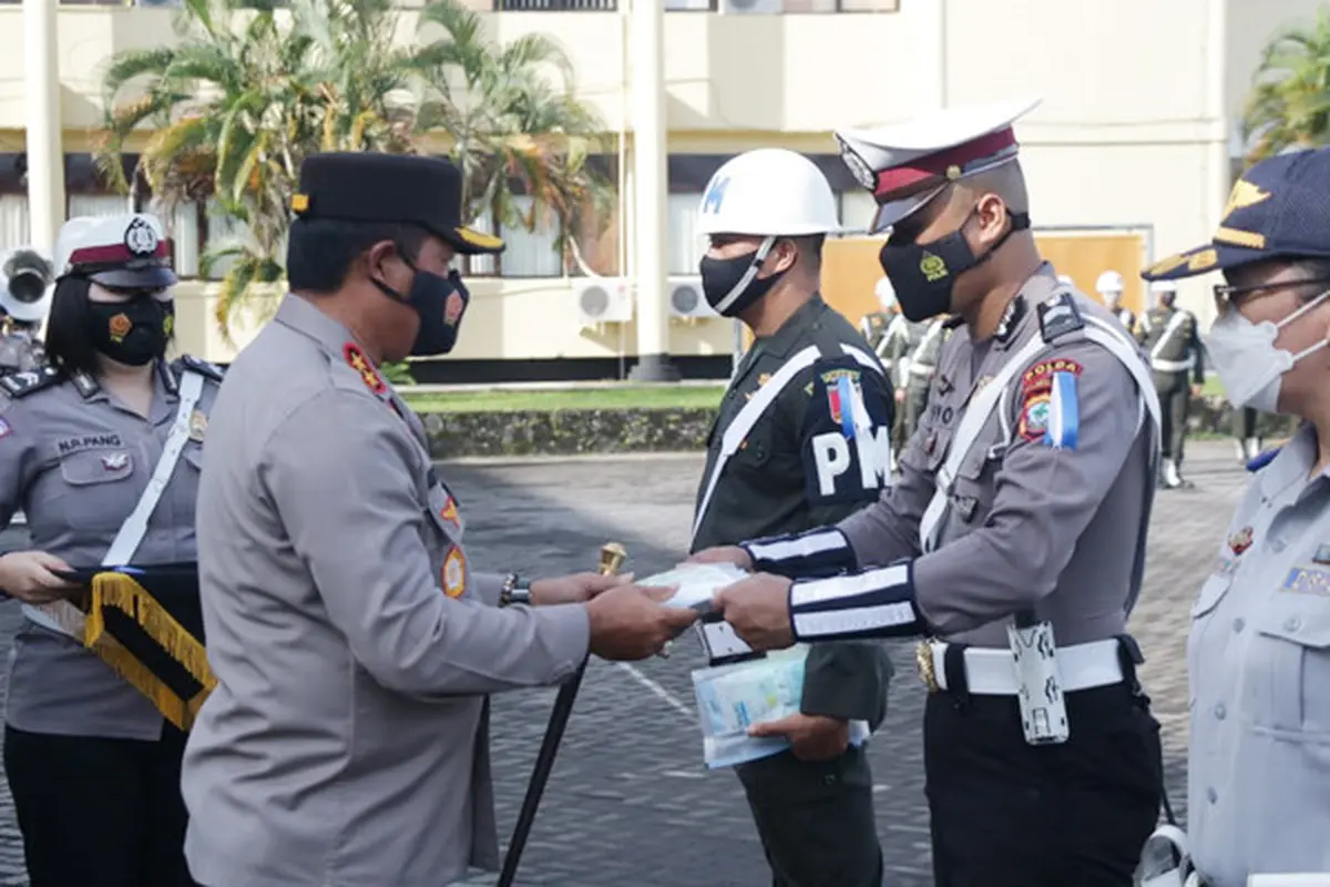 Kapolda Sulut Irjen Pol Nana Sudjana saat memimpin apel di lapangan AKP Bryan Tatontos Markas Polda Sulut, Senin (12/4/2021).
