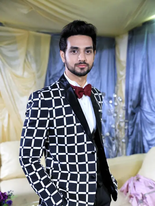 "Menurutku kami 'klik'. Dia rendah hati, tomboy, dan kami selalu bicara satu sama lain, aku senang bekerja dengannya, kami selalu berbicara tentang akting," ungkap Shakti Arora di hotel Pullman, beberapa waktu lalu. (Adrian Putra/Bintang.com)