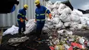 Pekerja perusahaan daur ulang membuka karung berisi sampah dari Gunung Everest di Kathmandu, 5 Juni 2019.  Ekspedisi pemerintah Nepal selama 45 hari mengumpulkan pembungkus makanan, kaleng, botol, tabung oksigen kosong dan limbah lainnya dari gunung setinggi 8.850 meter. (PRAKASH MATHEMA/AFP)