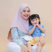 Outfit Ameena yang menggemaskan [Instagram/aurelie.hermansyah]