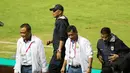 Herrie Setiawan (2kiri) bersama manajemen Persib pada laga Persib Bandung melawan Mitra Kukar di ajang Torabika SC 2016. Persib Bandung Menang 2-1. (Bola.com/Nicklas Hanoatubun)