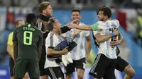 Para pemain Argentina merayakan kemenangan atas Nigeria pada laga grup D Piala Dunia di Stadion St Petersburg, St Petersburg, Selasa (26/6/2018)/ Argentina menang 2-1 atas Nigeria. (AP/Dmitri Lovetsky)