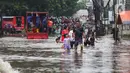 Salah satu bagian jalan penghubung ini terendam genangan air akibat meluapnya kali Angke. (Liputan6.com/Angga Yuniar)