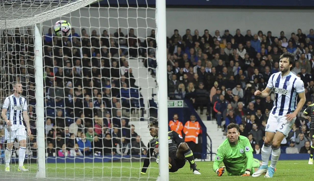 Gol tunggal Chelsea lewat Michy Batshuayi ke gawang West Bromwich Albion pada lanjutan Premier League di di Hawthorns Stadium, West Bromwich, (12/5/2017). Chelsea menang 1-0. (AP/Rui Vieira)