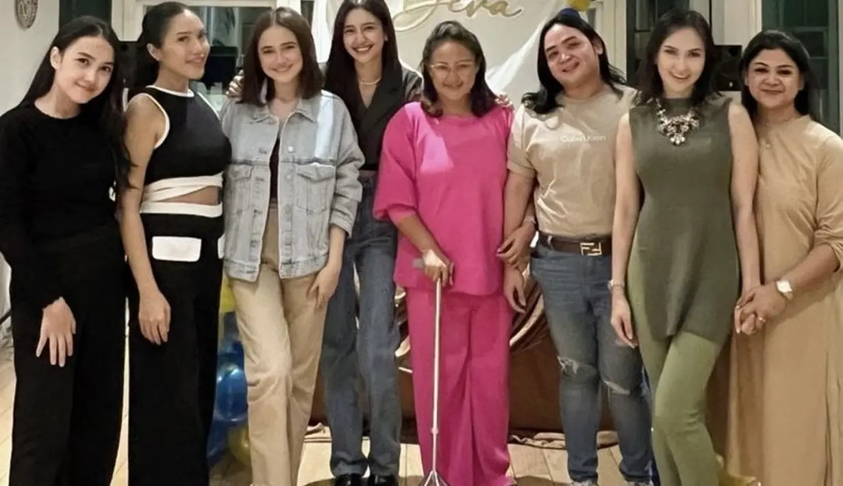 Lalu, Mikha pun memilih mengenakan alas kaki sepatu hitamnya.  @mcharlotte9