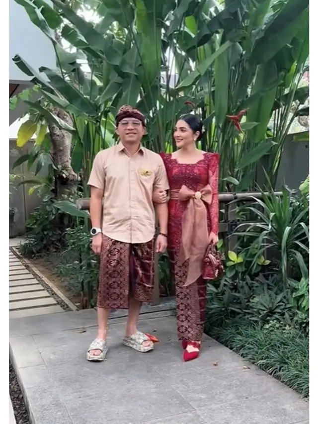 6 Potret Keluarga Hermansyah di Nikahan Kakak Sarah Menzel, Kompak Berbusana Adat Bali