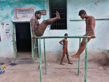 Pegulat berlatih di Pusat Latihan Gulat Tradisional India di pinggiran Sungai Gangga untuk persiapan turnamen gulat lumpur Bengal di Kolkata, India, (17/5/2016). (Reuters/Rupak De Chowdhuri)