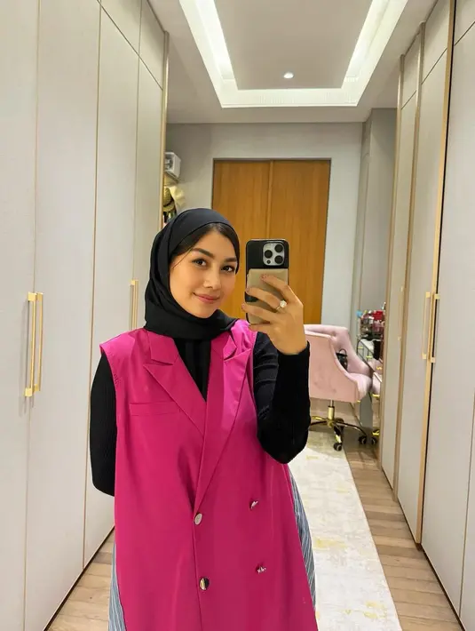 Begitu juga dengan Nisya Ahmad yang tampak mengenakan pashmina warna hitam yang memperlihatkan sebagian rambut depannya. [@raffinagita1717/@nissyaa/@syahnazs].