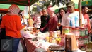 Warga melihat-lihat produk makanan olahan yang dijual saat Gelar Pangan Murah Berkualitas yang digelar di area CFD Jakarta, Minggu (8/5/2016). Kementan menggelar Pangan Murah Berkualitas di 10 lokasi di Jakarta. (Liputan6.com/Helmi Fithriansyah)