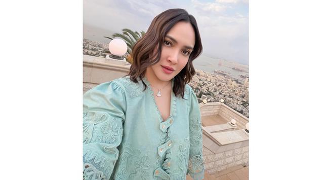 6 Gaya Shandy Aulia saat kunjungi masjid Al-Aqsa, menawan mengenakan blus brokat biru mint