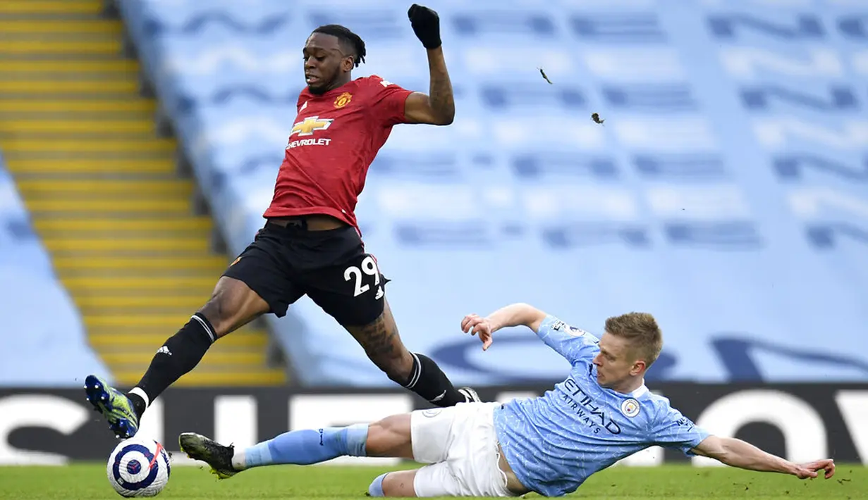 Pemain Manchester City Oleksandr Zinchenko (kanan) menangani pemain Manchester United Aaron Wan-Bissaka pada pertandingan Liga Inggris di Etihad Stadium, Manchester, Inggris, Minggu (7/3/2021). Manchester United mempermalukan Manchester City dengan skor 2-0. (Peter Powell/Pool via AP)