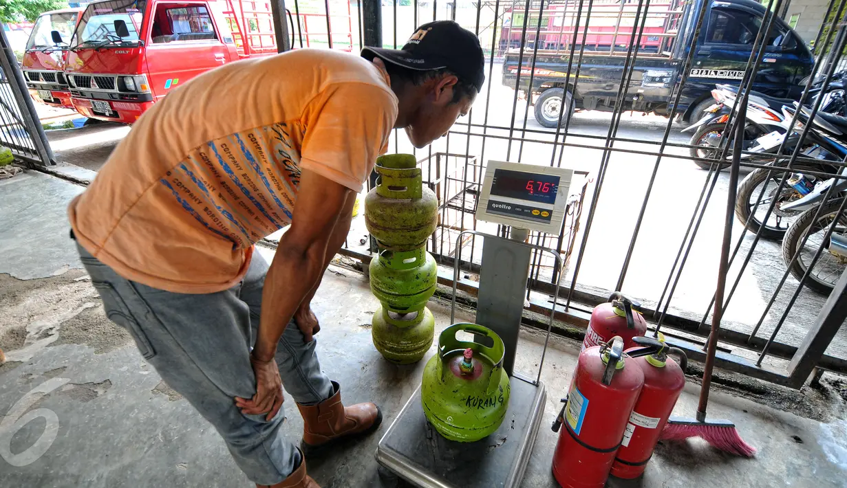 Pekerja tampak menimbang tabung gas elpiji ukuran 3 kg, Depok, Senin (22/6/2015). Pertamina menjamin pasokan gas elpiji aman hingga menjelang Lebaran 2015. (Liputan6.com/Yoppy Renato)