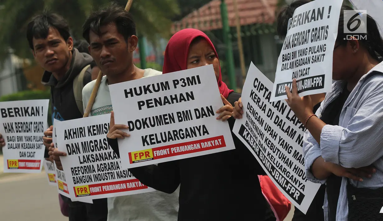 Massa yang tergabung dari berbagai elemen membawa poster saat melakukan aksi unjuk rasa memperingati Hari Buruh Migran Internasional 2018 di depan Istana Merdeka, Jakarta, Selasa (18/12). (Merdeka.com/Imam Buhori)