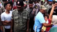 Penertiban lapak pedagang kaki lima (PKL) oleh Satpol PP di Pasar Tradisional Mardika, Ambon, Maluku, berlangsung ricuh. (Liputan6.com/Abdul Karim)