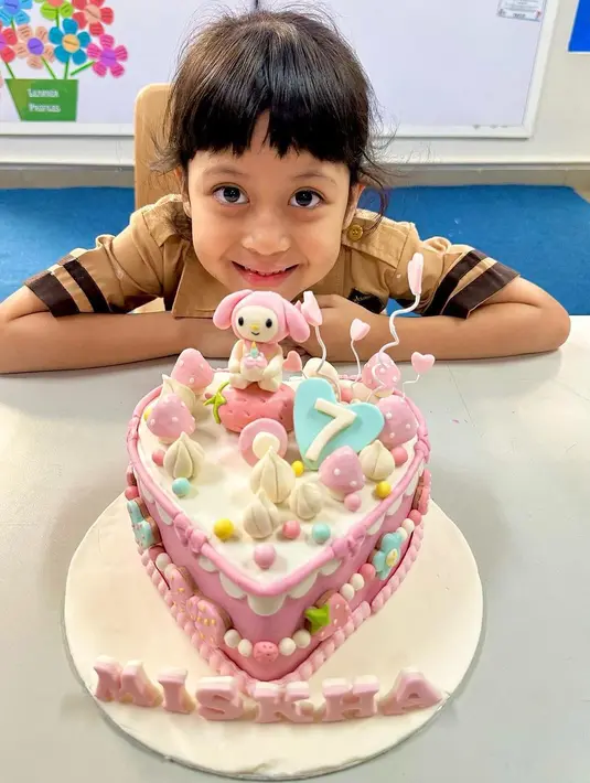 Momen hangat tersebut dibagikan Desta melalui akun instagramnya. Desta dan mantan istri yang biasa disapa Caca  tampak tersenyum mendampingi putrinya. Miskha anak kedua Desta dan Caca rayakan ulang tahun ke-7. [Instagram/desta80s]