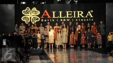 Para model mengenakan batik rancangan Alleira Batik dalam acara Alleira Annual Fashion Show 2016 di Jakarta, Kamis (6/10). Brand dengan koleksi batik gradasi ini membuat desain dari wanita dewasa, sampai anak kecil. (Liputan6.com/Faizal Fanani)