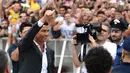 Bintang baru Juventus, Cristiano Ronaldo, menyapa suporter saat tiba untuk menjalani tes kesehatan di area Stadion Allianz, Turin, Senin (17/7/2018). CR 7 hijrah dari Real Madrid ke Juventus. (AFP/Miguel Medina)