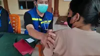 Terpleset Saat Bersihkan Lumpur Pasca Banjir, Elte Warga Aceh Tamiang Menahan Nyeri hingga Dokter Saraf Datang ke Desa
