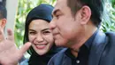 Artis Nikita Mirzani didampingi kuasa hukum, Ferry Mahendra memberikan keterangan usai menjalani pemeriksaan terkait penggelapan barang-barang milik Dipo Latief di Polres Metro Jakarta Selatan, Selasa (2/10). (Liputan6.com/Faizal Fanani)