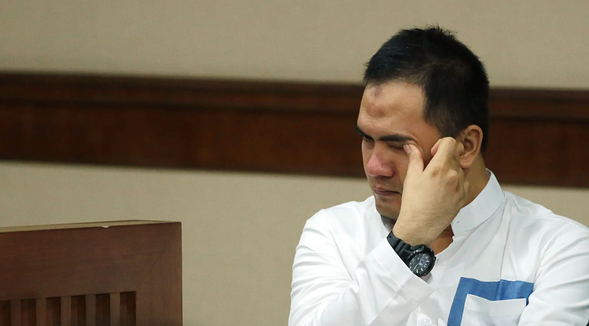 Saipul Jamil menangis saat saat menjalani sidang lanjutan di Pengadilan Tipikor, Jakarta, Rabu (26/7/2017). (Deki Prayoga/Liputan6.com)