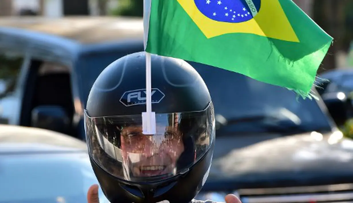  Suporter kreatif ini memasang bendera Brasil dihelm yang dikenakannya (AFP PHOTO/JUNG YEON-JE)