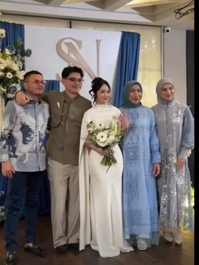 Penampilan Irish Bella saat Dampingi sang Adik Melamar Kekasihnya. [@_irishbella_]