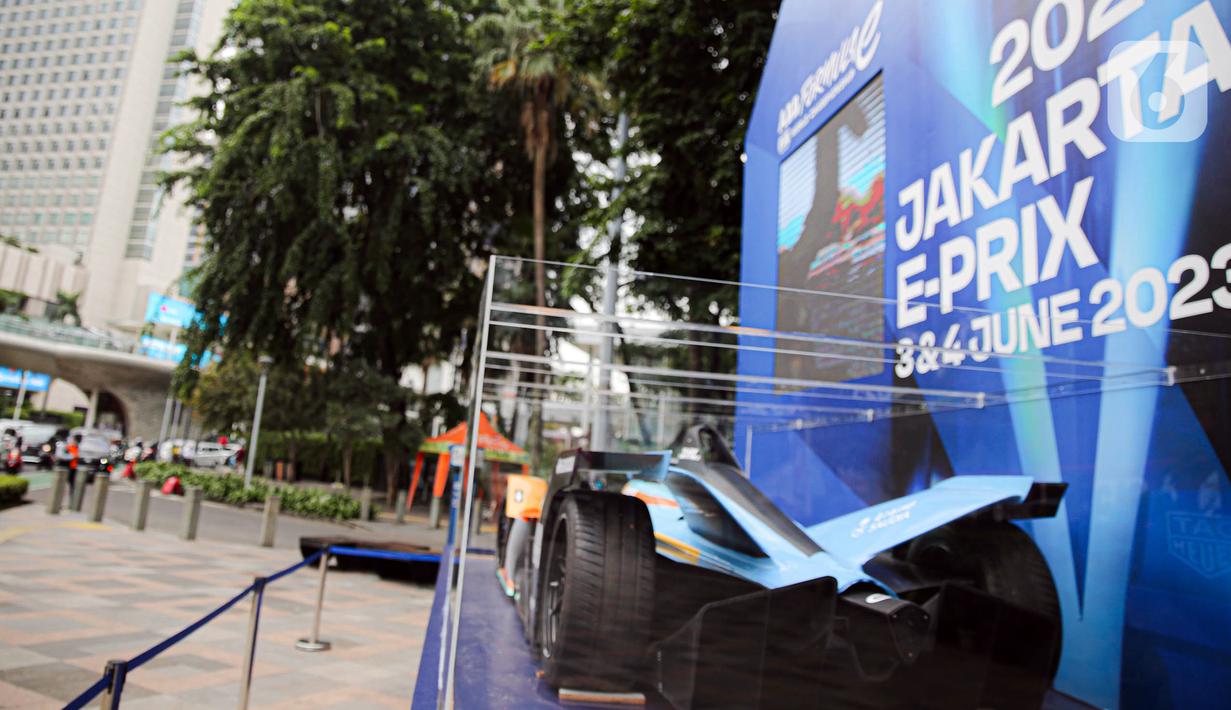 Keberadaan replika mobil balap di lokasi tersebut cukup menarik perhatian pejalan kaki. (Liputan6.com/Faizal Fanani)