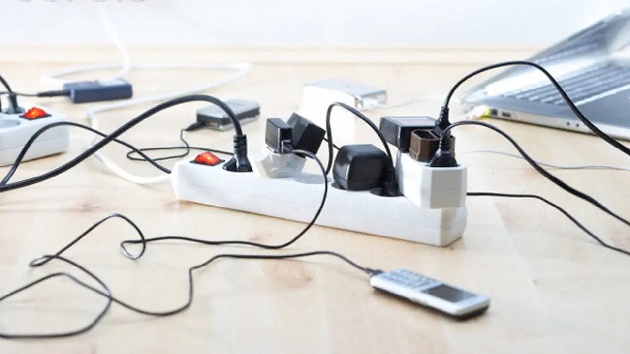  Canggih, Charger Ini Bisa Charge 10 Gadget Sekaligus