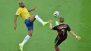 Gelandang Jerman, Bastian Schweinsteiger, berebut bola dengan bek Brasil, Maicon, pada laga semifinal Piala Dunia 2014 di Stadion The Mineirao (8/7/2014). Jerman menang 7-1 atas Brasil. (AFP/Gabriel Bouys)
