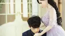Seorang pria asal Beijing, China mencium tangan boneka seks, yang menjadi mempelai wanita, saat melakukan sesi foto pada pesta pernikahan mereka. Pria 28 tahun yang tidak disebutkan namanya itu divonis mengidap penyakit kanker mematikan. (dailymail.co.uk)
