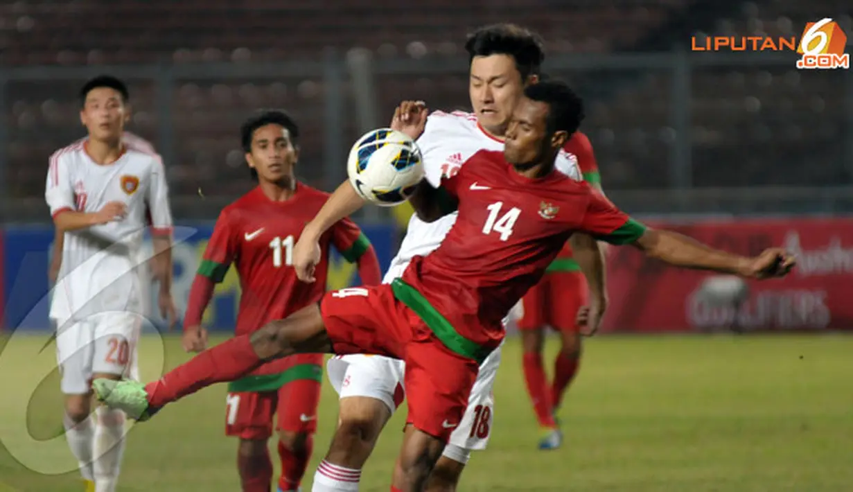 Beberapa kali serangan dari Timnas Cina sempat merepotkan lini pertahanan Indonesia (Liputan6.com/Helmi Fithriansyah)