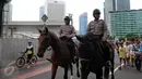Petugas kepolisian menunggang kuda saat melakukan pengamanan di Car free day, Jakarta, Minggu (21/02). Pihak kepolisian Menerjunkan polisi berkuda saat CFD Jakarta Berlangsung demi kenyamanan dan keamanan Warga ibukota. (Liputan6.com/Helmi Afandi)