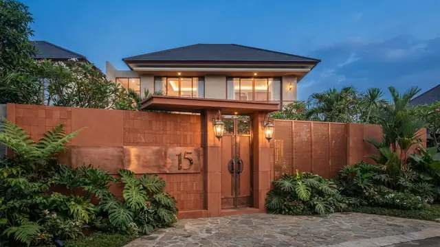 Inspirasi Rumah dengan Pagar Warna Terracotta yang Terlihat Hangat dan Elegan